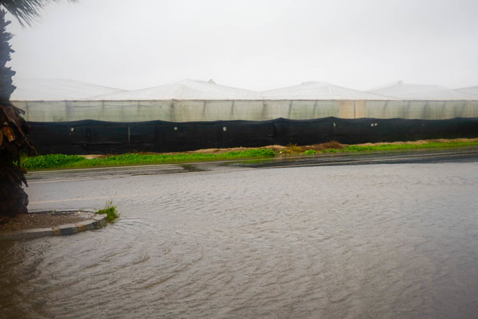 Imagen de embalsamiento de agua en la calzada en Almería capital tras el paso de la borrasca 'Kristin'. A 28 de enero de 2026, en Almería (Andalucía, España).