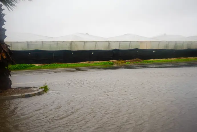Imagen de embalsamiento de agua en la calzada en Almería capital tras el paso de la borrasca 'Kristin'. A 28 de enero de 2026, en Almería (Andalucía, España).