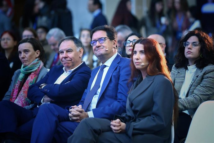 Archivo - I-D: El dir. general de la SETT, Javier Ponce, el ministro para la Transformación Digital y de la Función Pública, Óscar López, y la CEO de Nu Quantum, Carmen Palacios-Berraquero, en el foro 'Science for Industry', a 28 de enero de 2026, en Madr