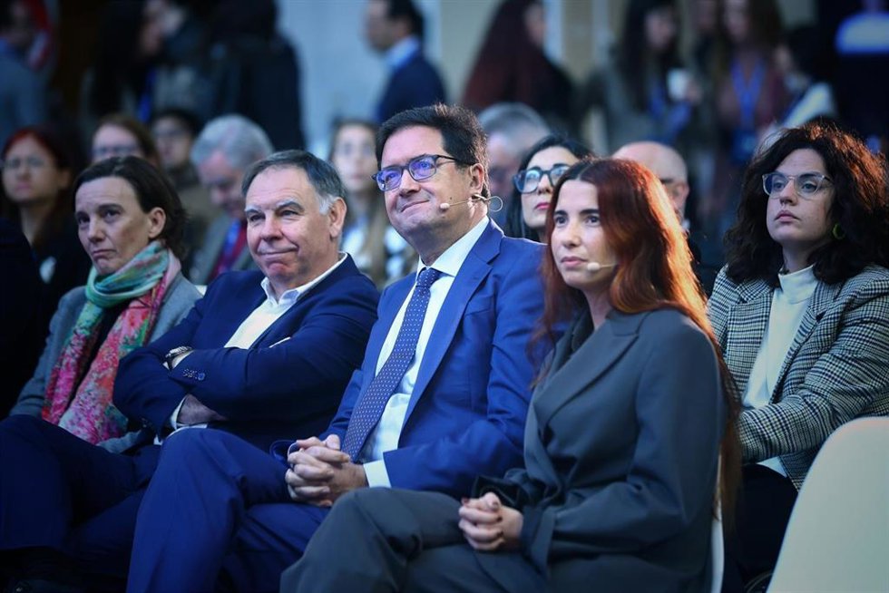 Archivo - I-D: El dir. general de la SETT, Javier Ponce, el ministro para la Transformación Digital y de la Función Pública, Óscar López, y la CEO de Nu Quantum, Carmen Palacios-Berraquero, en el foro 'Science for Industry', a 28 de enero de 2026, en Ma