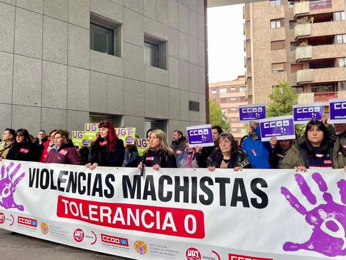 Concentración de UGT y CCOO contra las violencias machistas en Oviedo.