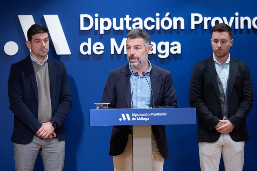 El vicepresidente y diputado de Deportes, Juan Rosas; el vicepresidente y concejal de Coín, Cristóbal Ortega; el concejal de Deportes de Torrox, José Manuel Fernández; y la delegada en Málaga de la Federación Andaluza de Gimnasia, Paula Martínez.
