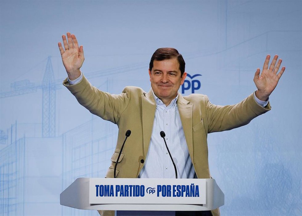 Archivo - El presidente de la Junta de Castilla y León, Alfonso Fernández Mañueco, durante la segunda jornada del II Foro de las Grandes Ciudades del PP, en Fórum Evolución, a 29 de noviembre de 2025, en Burgos, Castilla León (España). El II Foro de las