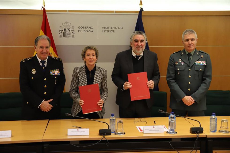 Aína Calvo Sastre junto a José Manuel Rodríguez Uribes tras la firma del acuerdo de colaboración en la lucha antidopaje de las secretarías de Estado de Seguridad y para el Deporte