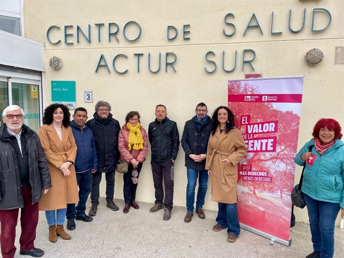 La candidata de IU-Movimiento Sumar, Marta Abengoechea, junto a otros miembros de su candidatura a las puertas de un centro de salud.