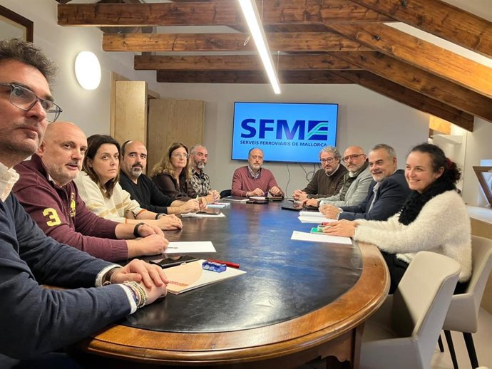 La dirección y el comité de empresa de SFM, reunidos este miércoles.