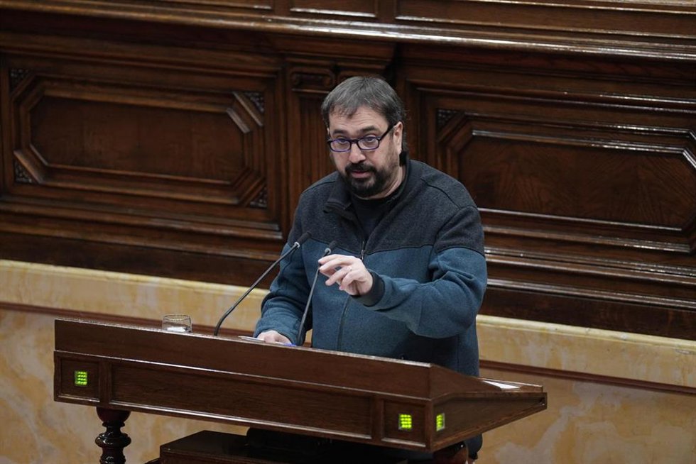El diputado de la CUP Dani Cornell durante una sesión de control, en el Parlament de Catalunya, a 28 de enero de 2026, en Barcelona, Catalunya (España). Dalmau, en funciones de presidente, comparece hoy en el pleno del Parlament a petición propia para 