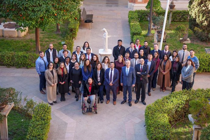 Participantes en el encuentro de delegados internacionales de la UCAM junto a María Dolores García, presidenta de la Universidad