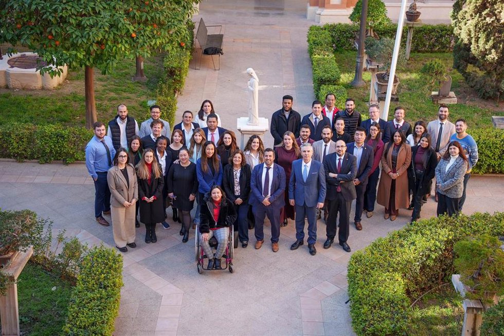 Participantes en el encuentro de delegados internacionales de la UCAM junto a María Dolores García, presidenta de la Universidad