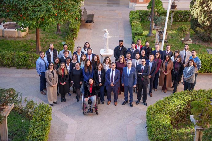 Participantes en el encuentro de delegados internacionales de la UCAM junto a María Dolores García, presidenta de la Universidad