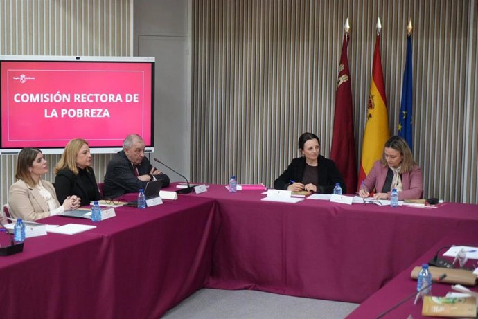 La consejera de Política Social, Familias e Igualdad, Conchita Ruiz, presidiendo la Comisión Rectora de Lucha contra la Pobreza y la Exclusión Social