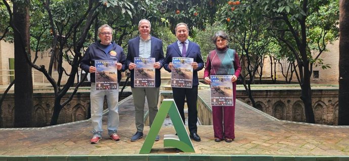 Foto de familia tras la presentación de la fiesta de Las Candelas y la concentración de paramotores.
