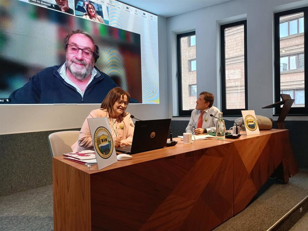 El ingeniero de Caminos y exjefe del Servicio de Transporte Ferroviario y Logística de la Generalitat Valenciana, Jaime Pallarol Simon, presenta por videoconferencia el informe con varias sioluciones a la integraciuón de FEVE en León.