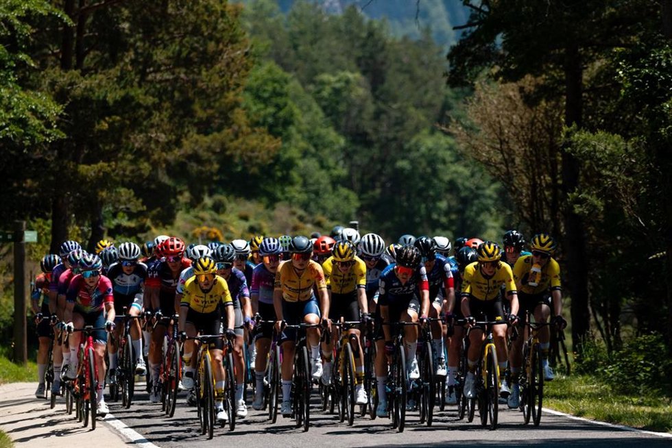 Archivo - Las ciclistas recorren las carreteras catalanas durante la segunda edición femenina de la Volta Ciclista a Catalunya.