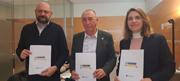 El síndic de Compromís, Joan Baldoví, i els diputats Jesús Pla i Paula Espinosa presenten una proposició de llei