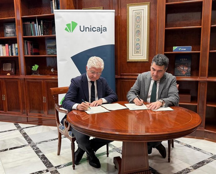 El director territorial de Andalucía Occidental de Unicaja, Javier Aguilera, y el presidente del Colegio Oficial de Dentistas de Sevilla, Rafael Flores, firman el acuerdo de colaboración.