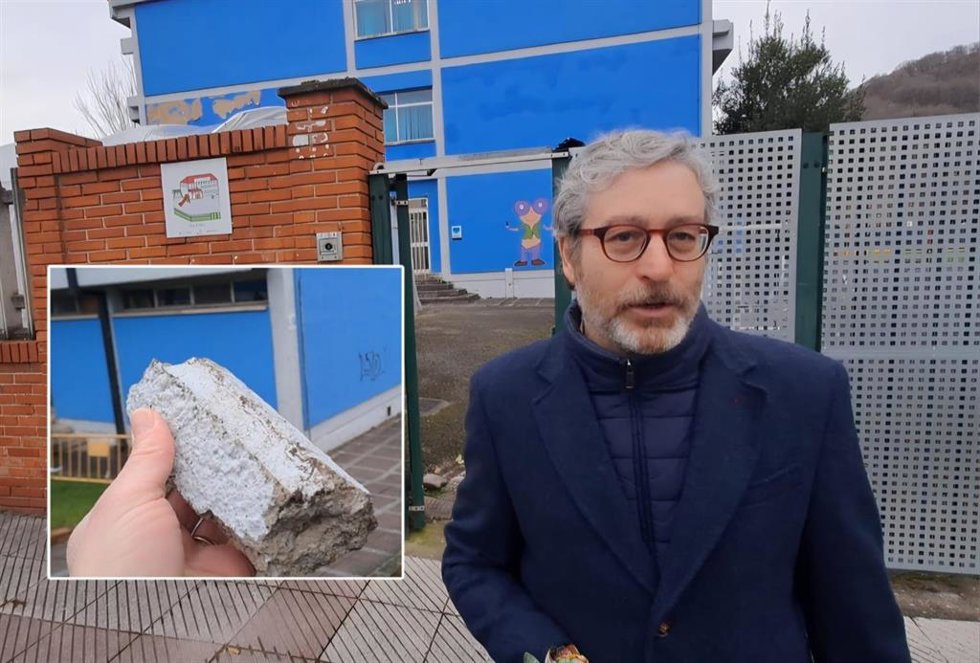 El diputado autonómico Javier Jové (Vox), durante su visita este miércoles al CP La Llamiella (Langreo) y un cascote.