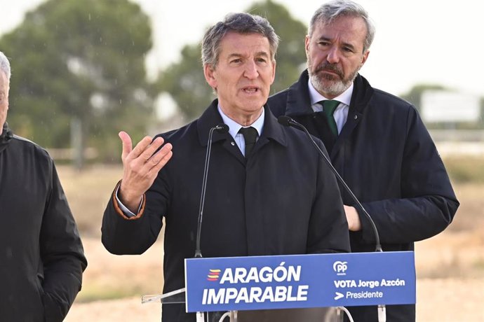 El presidente del PP, Alberto Núñez Feijóo,  y el candidato del PP a la reelección a la Presidencia del Gobierno de Aragón, Jorge Azcón, durante una rueda de prensa, en la fábrica Stellantis, a 28 de enero de 2026, en Figueruelas, Zaragoza, Aragón (España