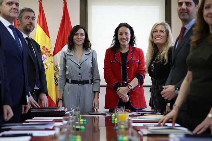 La presidenta de la Comunidad de Madrid, Isabel Díaz Ayuso (2i), acompañada de la alcaldesa de San Sebastián de los Reyes, Lucía Soledad Fernández Alonso (3d), preside la reunión del Consejo de Gobierno, en el Ayuntamiento de San Sebastián de los Reyes