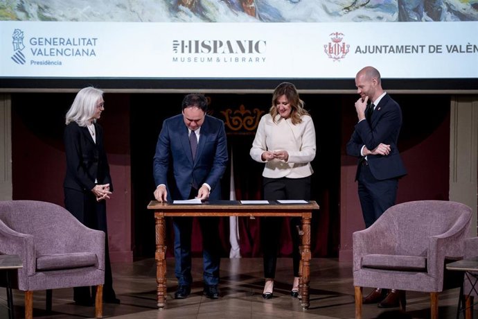 El presidente de la Generalitat Valenciana, Juanfran Pérez Llorca junto con la alcaldesa de Valencia, María José Catalá, con el director de The Hispanic Society of America, Guillaume Kientz, y la biznieta del pintor Joaquín Sorolla, Blanca Pons-Sorolla.