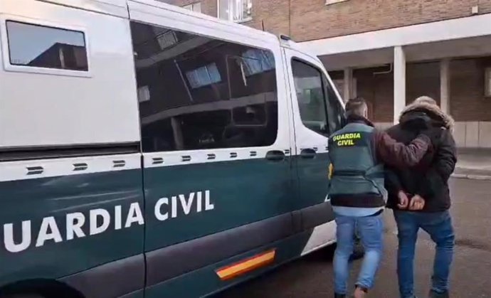 El detenido es conducido a la Comandancia de la Guardia Civil.