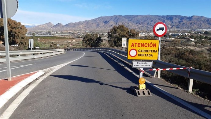 Corte de la carretera AL-3101 de El Chuche en Benahadux (Almería).