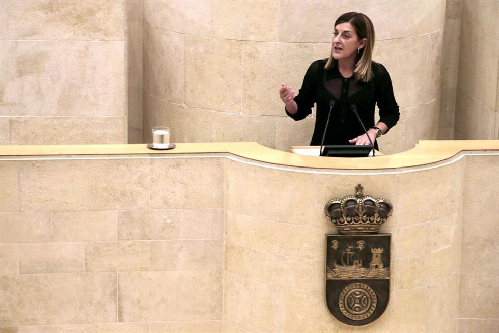 Archivo - La presidenta de Cantabria, María José Sáenz de Buruaga, en una sesión plenaria.-ARCHIVO