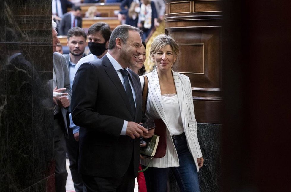 Archivo - El exministro de Transportes, Movilidad y Agenda Urbana y presidente de la Comisión de Interior, José Luis Ábalos, y la vicepresidenta Segunda del Gobierno y Ministra de Trabajo y Economía Social, Yolanda Díaz, en una sesión plenaria, en el Co