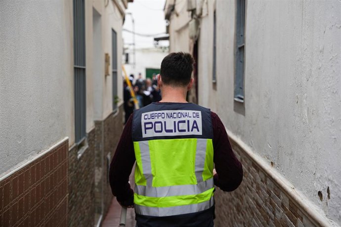 Archivo - Agentes de la Policía participan en una operación contra el tráfico de estupefacientes y armas en una imagen de archivo