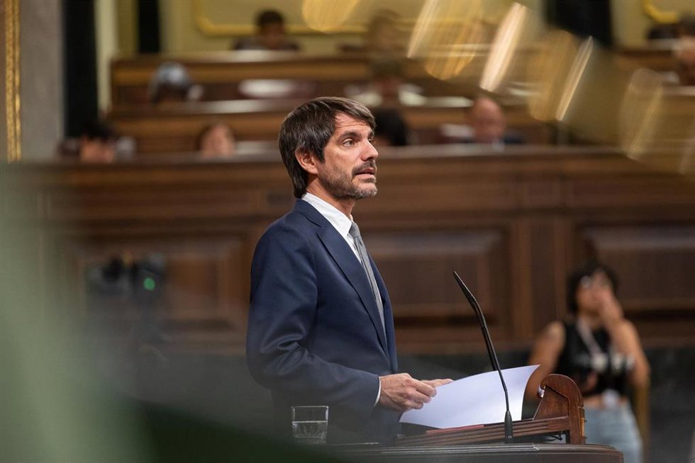 Archivo - El ministro de Cultura, Ernest Urtasun, durante una sesión plenaria extraordinaria, en el Congreso de los Diputados, a 22 de julio de 2025, en Madrid