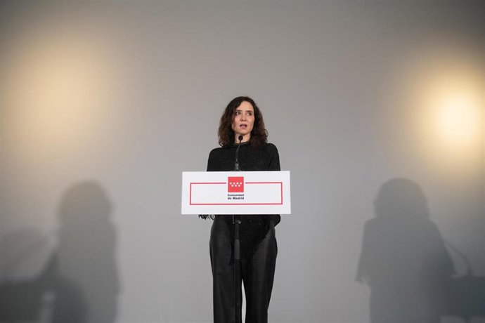 La  presidenta de la Comunidad de Madrid, Isabel Díaz Ayuso (d), interviene durante la apertura de la exposición Des-caradas. Mujeres históricas vistas con los ojos de hoy, a 15 de enero de 2026, en Madrid (España). 