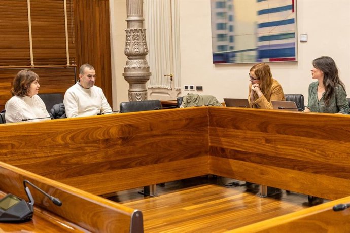 La diputada del Grupo Mixto, Covadonga Tomé, durante la reunión representantes de COAG Asturias.