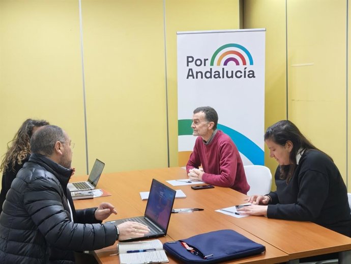 El coordinador federal de IU y candidato de la coalición Por Andalucía a la Junta, Antonio Maíllo, en una reunión con el Sindicato de Enseñanza de CCOO Andalucía.