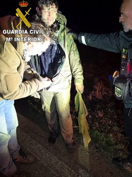 Agentes de la Guardia Civil con el menor austriaco desparecido en Setenil de las Bodegas (Cádiz) este pasado martes