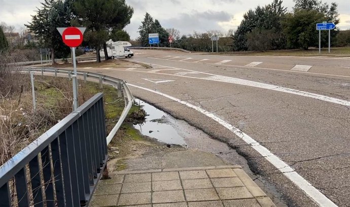 Enlace de la carretera de Fuensaldaña con la A-62, por donde debería discurrir el nuevo carril bici.