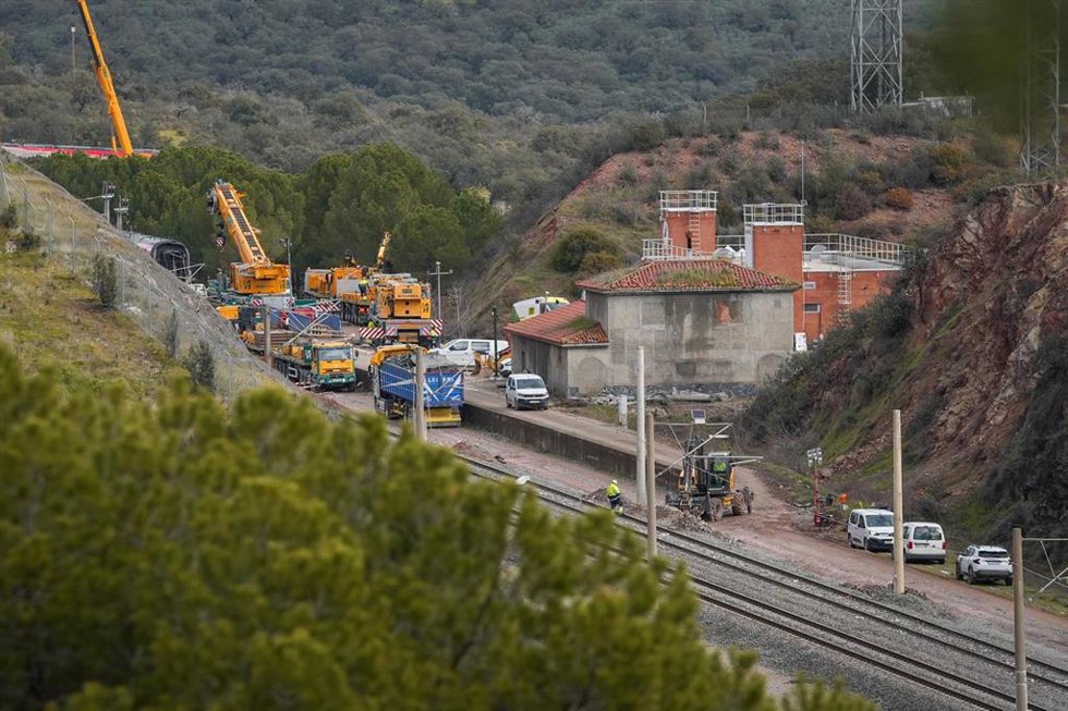 Dispositivo montado en Adamuz con la retirada de los trenes accidentados.
