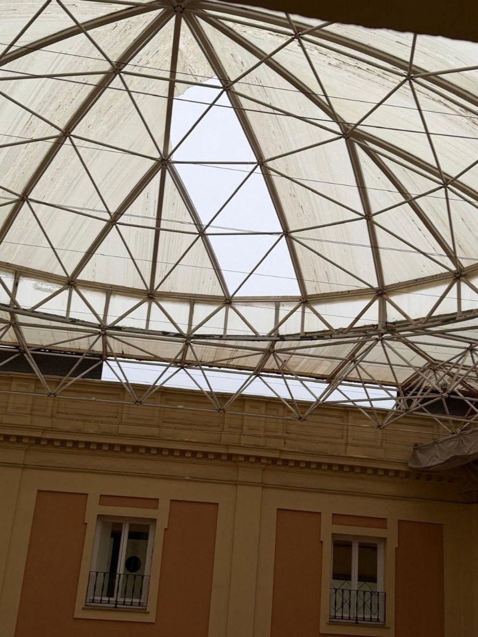 Cúpula afectada de la Facultad de Empresriales y Turismo de Huelva.