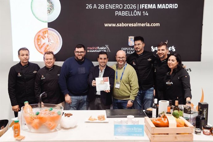El diputado provincial Carlos Sánchez, junto a cocineros y productores de 'Sabores Almería', en el expositor de la Diputación de Almería en Madrid Fusión 2026.