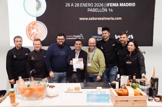 El diputado provincial Carlos Sánchez, junto a cocineros y productores de 'Sabores Almería', en el expositor de la Diputación de Almería en Madrid Fusión 2026.