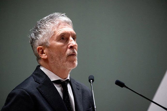 El ministro del Interior, Fernando Grande-Marlaska, comparece en rueda de prensa, en la sede de la Dirección General de la Guardia Civil, a 22 de enero de 2026, en Madrid (España). El motivo de la comparecencia es para informar sobre las actuaciones lleva