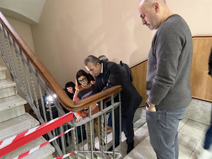 Educación interviene de urgencia en un grupo de escaleras cerrado por seguridad en un instituto de Palma.