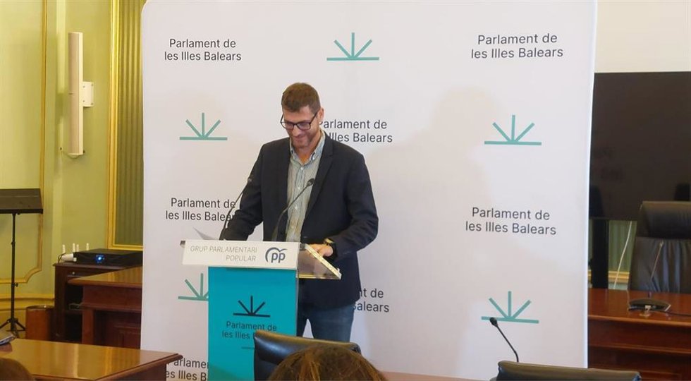 Archivo - El portavoz del PP en el Parlament, Sebasti Sagreras, en una rueda de prensa.