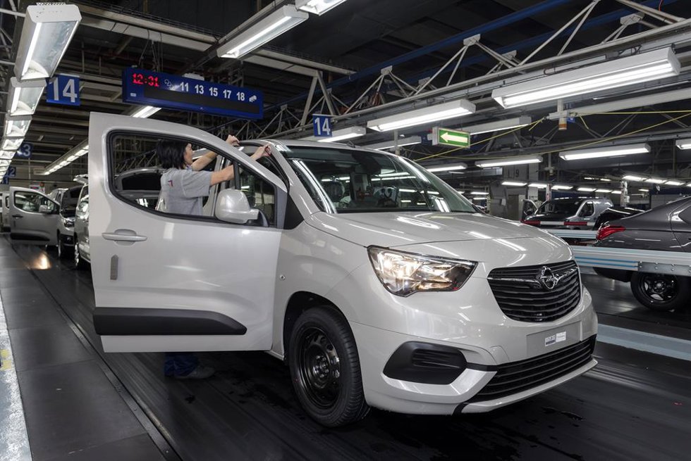 Archivo - Producción del Opel Combo en la planta de Stellantis Vigo.