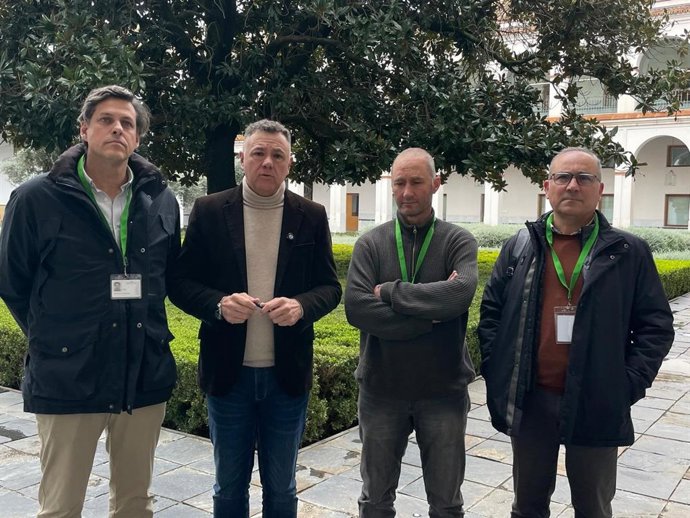 El candidato de Podemos a la Presidencia de la Junta y diputado autonómico de Por Andalucía, Juan Antonio Delgado (segundo por la izquierda), con representantes del campo andaluz, este miércoles en Sevilla
