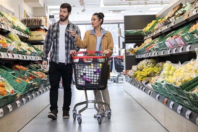 Archivo - Lineal de fruta en supermercado Dia