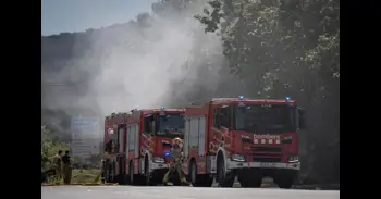 13 dotaciones de Bombers trabajan en un incendio en una nave en Sabadell (Barcelona)