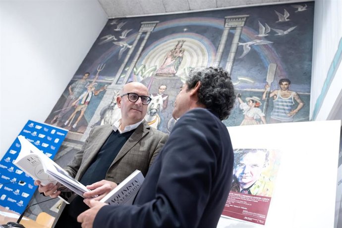 El vicepresidente y diputado de Cultura, Manuel López Mestanza, y el director del Centro Cultural de la Generación del 27, José Antonio Mesa Toré