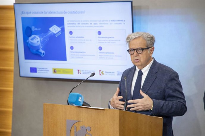 El presidente de la Diputación de Córdoba, Salvador Fuentes, informa sobre inversiones en infraestructuras hidraúlicas.