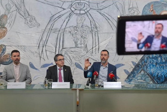 El investigador Isidro Abreu Sánchez (derecha), acompañado por el vicerrector de Investigación de la ULE, Santiago Gutiérrez (centro) y el director del Inbiomic, Hugo Mélida.