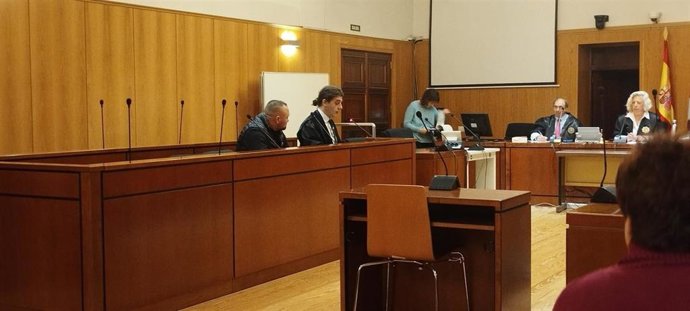 El empresario acusado, en primer plano, junto a su defensor durante el juicio iniciado este miércoles en la Audiencia de Valladolid.